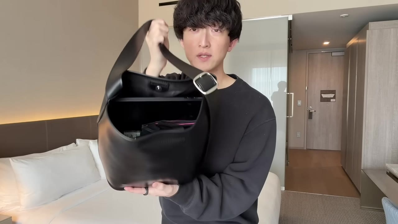 5日分の荷物が入ったハンドバッグ