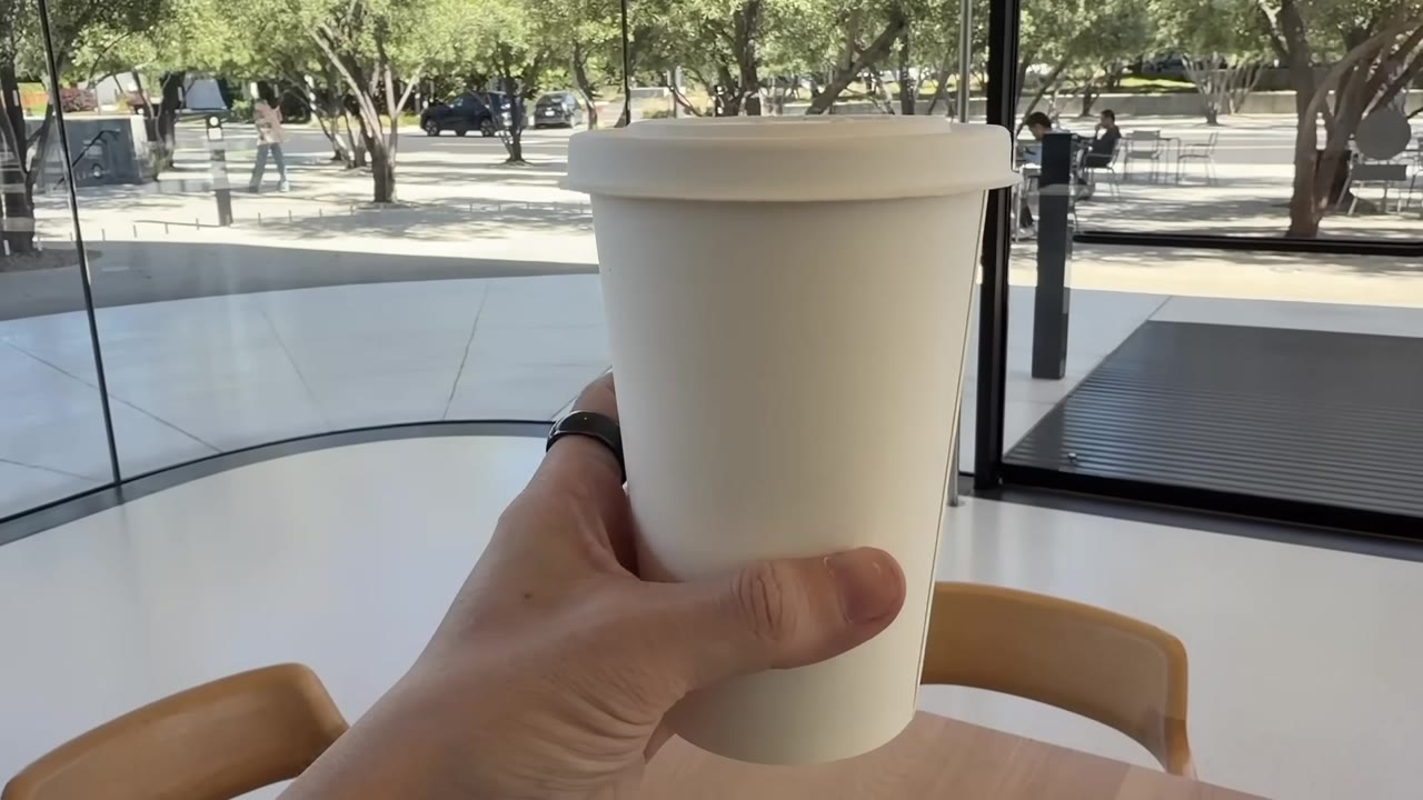 Apple Parkのカフェでコーヒー