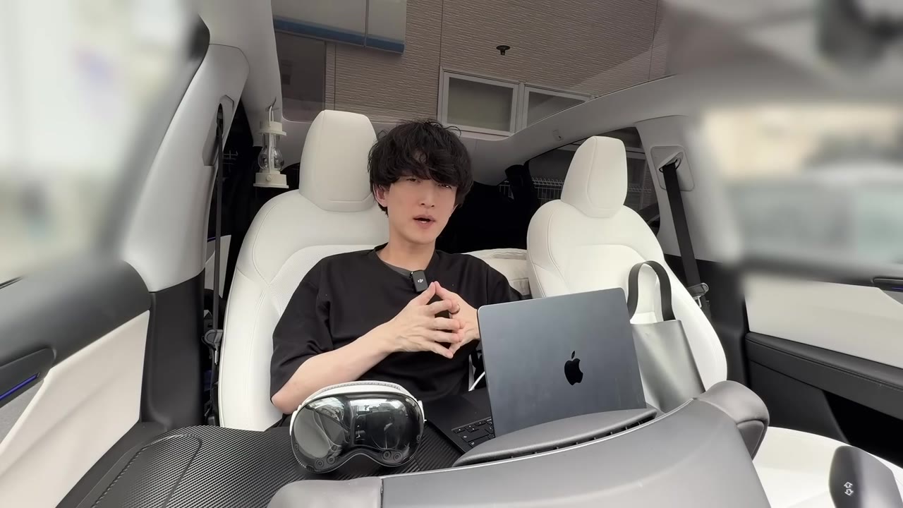 取材を終えて、愛車のテスラで