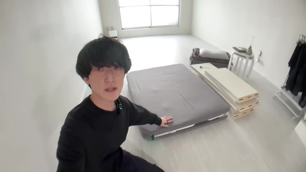 薄く畳んで運び込んだ家具たち