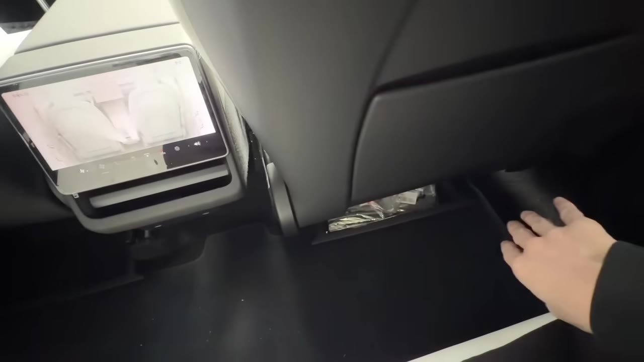 テスラ専用デスクで仕事部屋に
