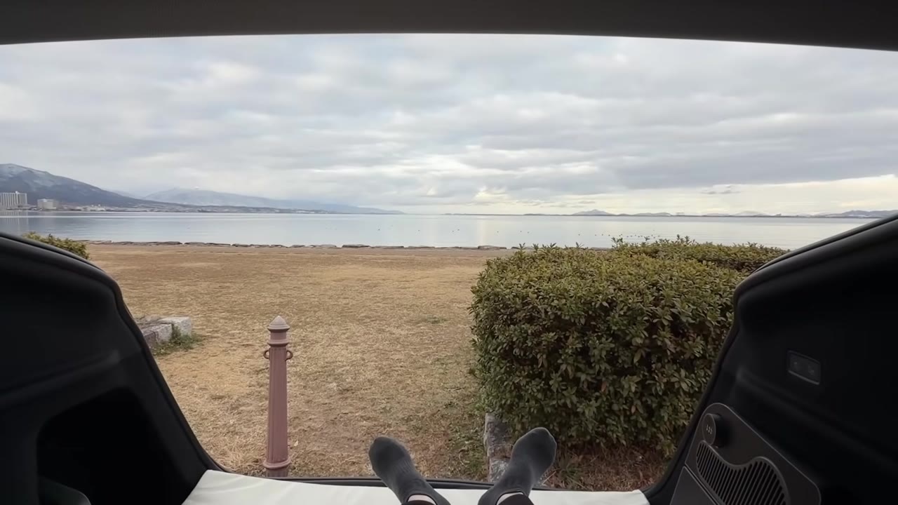車内から琵琶湖を望む