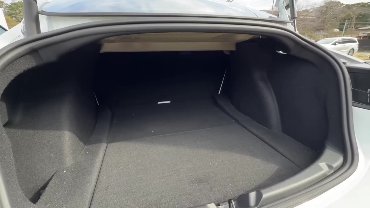 初代モデル3:奥が繋がっておらず、荷室が分断されている