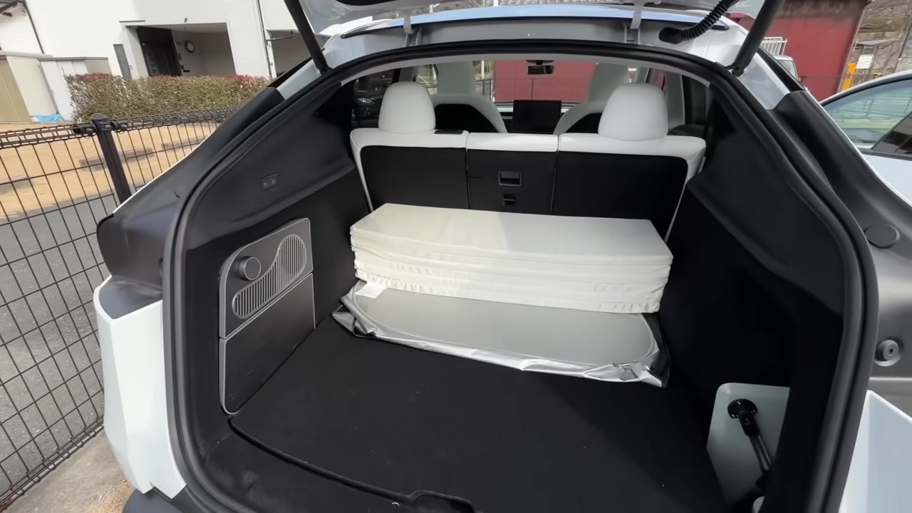 2代目モデルY:奥までフラットにつながり、マットレスが余裕で収まる