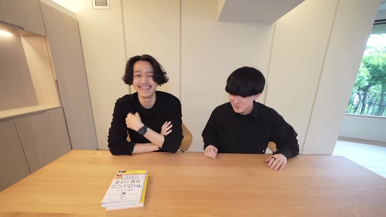 テーブルに座って話す2人