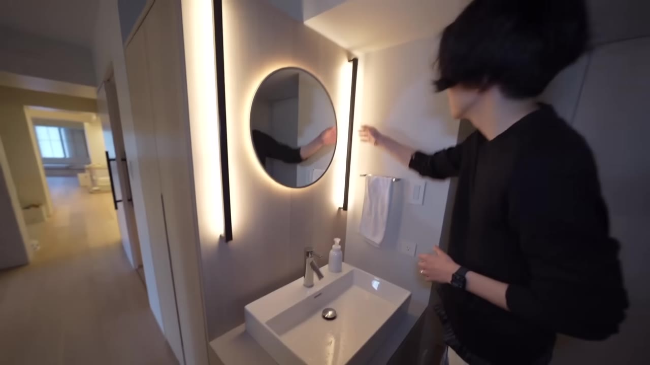 丸い鏡と間接照明の洗面台