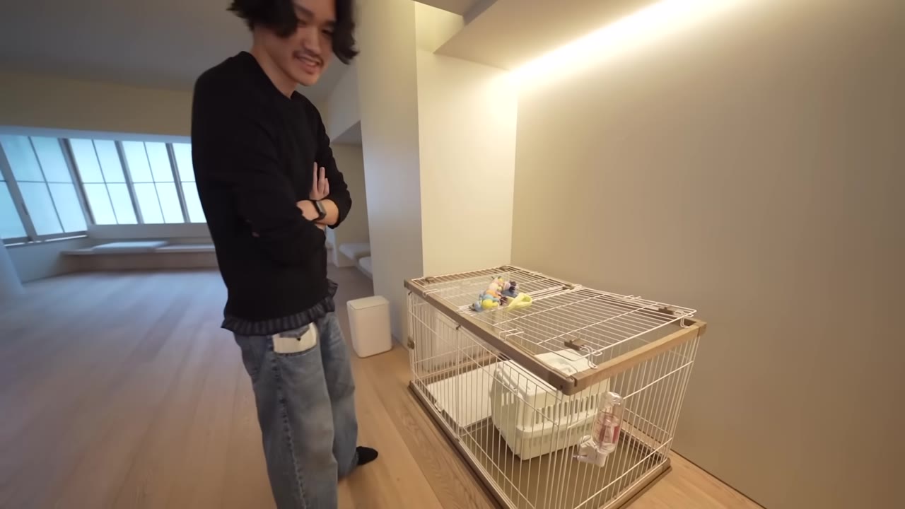 犬のケージの横に立つ八木さん