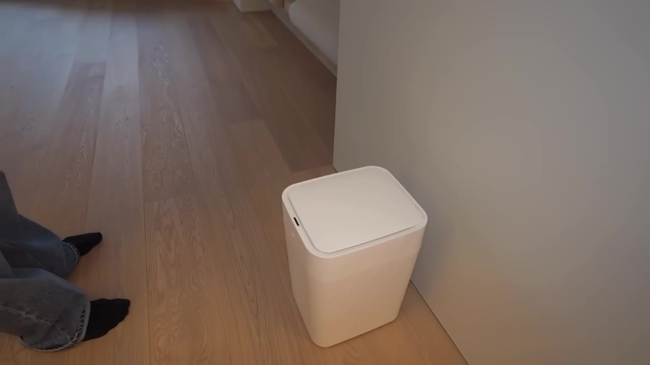 床に置かれた白い四角のゴミ箱