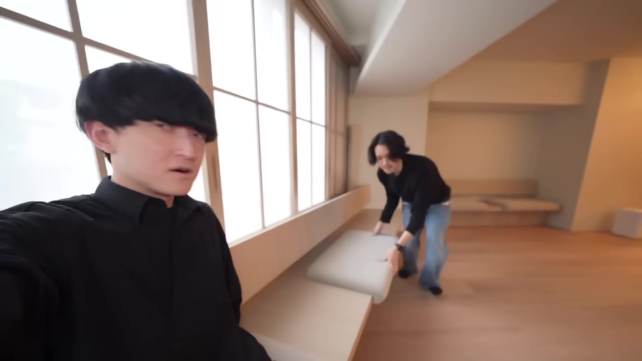 出窓に作り付けられたベンチと、障子のような建具