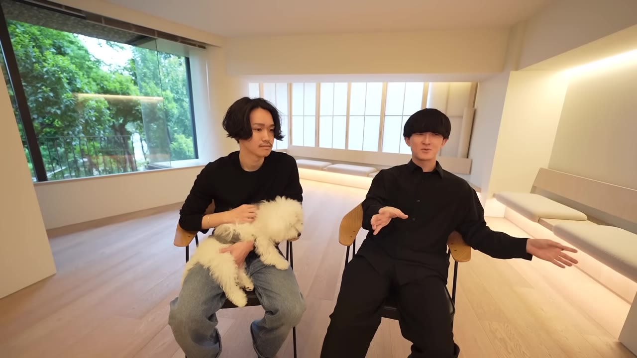 本の話をする2人