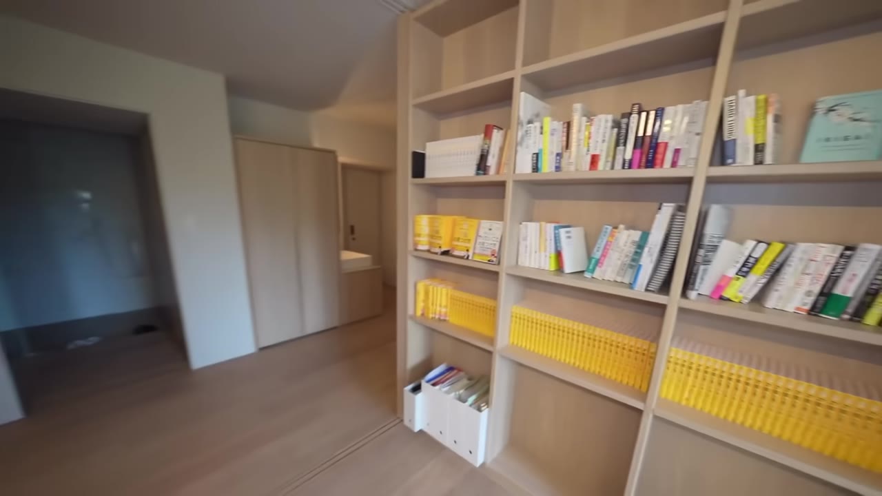 壁一面の造作本棚。上段には余白が残っている